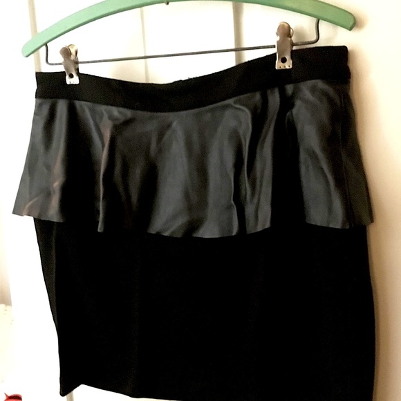 Cute little black skirt w/ruffle waist - Picture 1 of 3